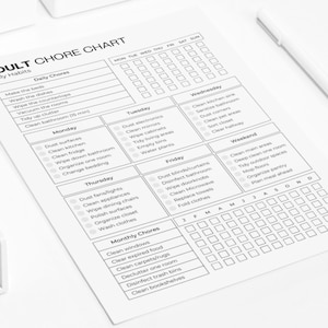 K&ouml;nnte beinhalten: Ein schwarz-wei&szlig; druckbarer Aufgabenplan mit einer Checkliste f&uuml;r t&auml;gliche, w&ouml;chentliche und monatliche Aufgaben. Der Plan enth&auml;lt einen Kalender mit K&auml;stchen f&uuml;r jeden Tag der Woche und einen Abschnitt f&uuml;r monatliche Aufgaben.