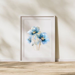 Pu&ograve; includere: Una stampa incorniciata di un dipinto ad acquerello con tre fiori blu con accenti dorati su uno sfondo bianco.