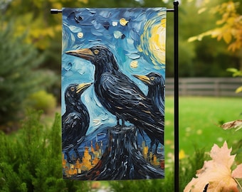 Puede incluir: Una bandera de jardín con una pintura de tres cuervos negros posados en un tocón de árbol contra un cielo nocturno estrellado azul y amarillo.