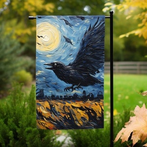 Pode incluir: Um corvo preto voa contra um céu pintado de azul e amarelo com lua cheia. O corvo está em silhueta contra a lua. O fundo é uma paisagem pintada com uma cidade à distância.