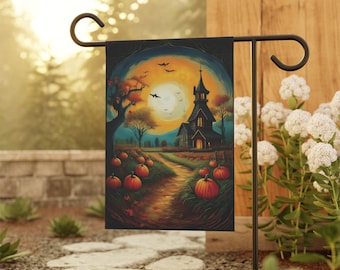 Op de afbeelding: Een zwarte en oranje Halloween-tuin vlag met een spookachtige kerk, pompoenen en een volle maan. De vlag is bevestigd aan een zwarte metalen tuin vlaggenmast.