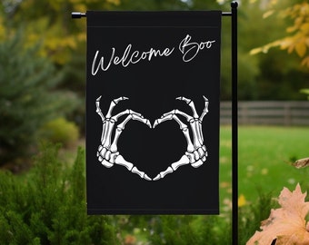 Puede incluir: Bandera de jardín de Halloween negra con manos de esqueleto blancas formando un corazón y el texto "Welcome Boo".
