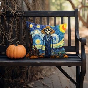 Puede incluir: Una almohada decorativa con una pintura abstracta colorida de un esqueleto en un campo de girasoles. La pintura recuerda a La Noche Estrellada de Vincent van Gogh.