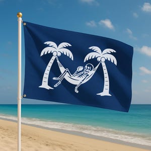 Puede incluir: Una bandera azul marino con un esqueleto blanco relajándose en una hamaca entre dos palmeras.