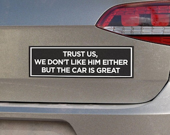 Confíe en nosotros, tampoco nos gusta, pero el coche es un gran imán. Dueño de Tesla. Multimillonario anti Elon Musk. Humor político. Regalo para demócratas. Parachoques de coche