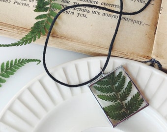 Collar de helecho, colgante de hoja de helecho verde real, joyería del bosque, collar botánico, joyería de hoja verde, herbario, regalo amante de la naturaleza, terrario