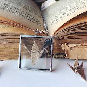Naszyjnik z żurawiem origami, Wisiorek z ręcznie robionym papierowym żurawiem, Prezent dla mamy, Medalion origami, Biżuteria Make a wish, Naszyjnik Wish, Maleńki wisiorek origami