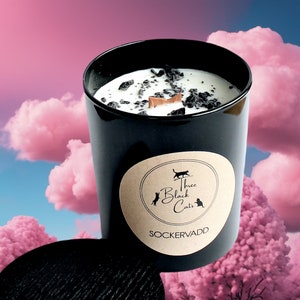 黒いガラス容器に入った木製の芯が付いた綿菓子の香りのキャンドル
