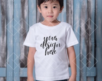 Gildan 5000B White Shirt Mockup modello di maglietta da ragazzo, Gildan 5000B Youth Model Mock up, T-shirt per bambini Mockup