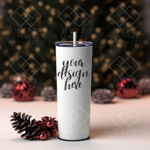 Skinny Tumbler Christmas Mockup, 20oz met stro, witte kleur, POD Maars Tumbler, Print on Demand, Kerst gepersonaliseerd cadeau Mockup