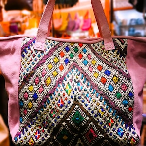 Stilvolle Wochenendtasche, hergestellt in Marokko, Umhängetasche, Kilim-Schultertasche, rosa Fleeceteppich, Taschengriffe für Frauen, Geschenk für sie,