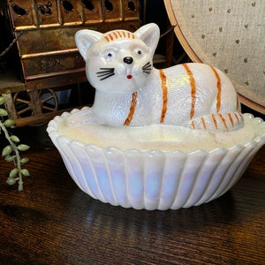 アンティーク】猫のミルクガラスキャンディディッシュ Cat on nest
