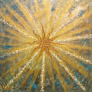 Op de afbeelding: Abstract schilderij met een gouden zonnestralenontwerp op een blauwe en gouden achtergrond. De zonnestralen zijn gemaakt van dunne lijnen van gouden verf en hebben een getextureerd midden. De achtergrond is een mix van blauwe, groene en gouden verf.