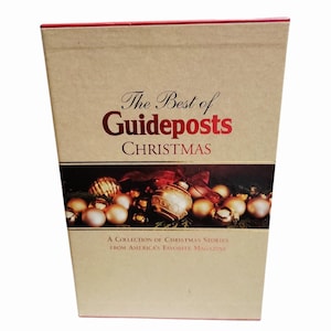 Peut inclure: Une boîte rectangulaire avec le titre "The Best of Guideposts Christmas" en lettres rouges et dorées. La boîte présente une image festive de décorations de Noël dorées et une collection d'histoires de Noël.