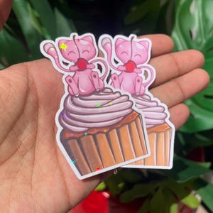 Adesivo de vinil Pokémon Mew em um cupcake - brilhante ou Star Holo