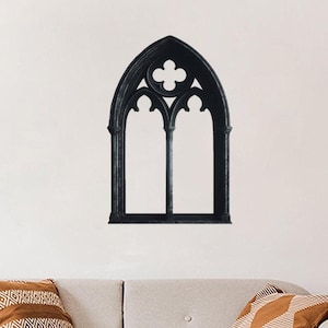 Könnte beinhalten: Schwarze Wanddekoration aus Metall in Form eines gotischen Bogenfensters. Das Fenster hat zwei gewölbte Paneele und ein dekoratives Vierpass-Design an der Oberseite.