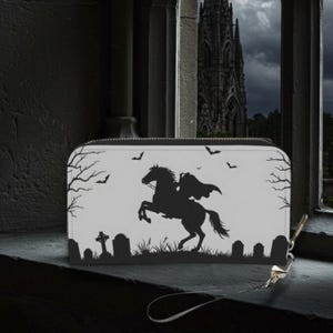 Cartera con silueta de jinete sin cabeza en un cementerio. Cartera gótica espeluznante con correa de muñeca extraíble. Accesorios de Halloween. Carteras de Halloween.