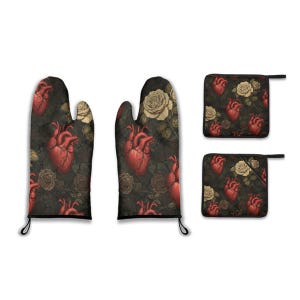 Könnte beinhalten: Ein Küchentextil-Set mit dunklem Hintergrund, gemustert mit roten anatomischen Herzen und cremefarbenen Rosen. Das Set enthält zwei Ofenhandschuhe und zwei Topflappen.