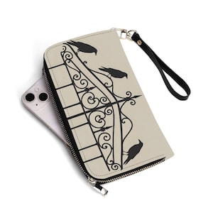 Cartera de cuervos en una puerta ornamentada. Cartera gótica espeluznante con correa de muñeca extraíble.