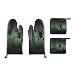 Könnte beinhalten: Ein Küchentextil-Set mit Halloween-Motiv. Das Set beinhaltet zwei Ofenhandschuhe und zwei Topflappen. Das Design zeigt eine schwarze Spinne auf einem grün-schwarzen Hintergrund mit Spinnennetz und vertikalen Streifen.