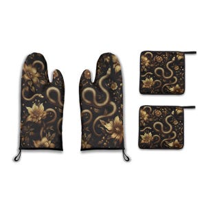 Peut inclure: Un ensemble de textiles de cuisine avec un fond noir et un motif floral et serpentin doré. L'ensemble comprend deux maniques et deux dessous de plat. Les maniques ont une bordure noire et une boucle de suspension.