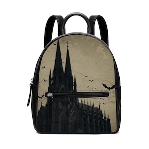 Może przedstawiać: Czarny plecak z gotycką ilustracją katedry i sylwetkami nietoperzy. Plecak ma czarne paski, górny uchwyt i przednią kieszeń na zamek. Tło jest w odcieniach sepii, tworząc mroczny i tajemniczy design.