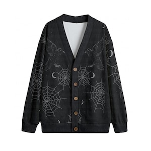 Cardigan en polaire tricoté à col en V avec lunes et toiles d'araignée Corbeaux avec boutons Cardigan gothique Pull sorcière Cardigan d'Halloween