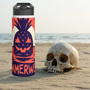 Può includere: Una bottiglia d'acqua in acciaio inossidabile con un tappo nero e una grafica di un ananas con un viso di zucca su uno sfondo arancione. Il testo "SUMMERWAVE" è stampato sul fondo della bottiglia.