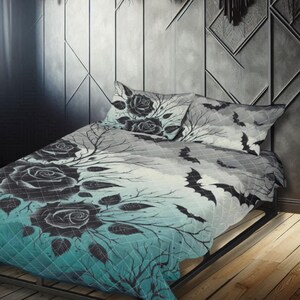 Puede incluir: Un juego de cama con edredón y dos fundas de almohada con temática gótica. El edredón muestra grandes rosas negras, ramas de árboles desnudas y siluetas de murciélagos sobre un degradado de color turquesa, gris y blanco. Las fundas de almohada tienen diseños similares.