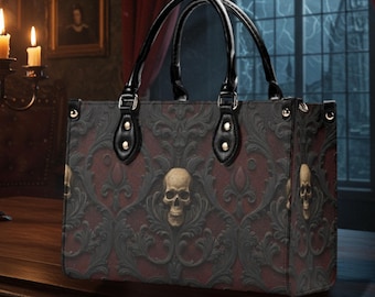 Puede incluir: Un bolso tote rectangular con un diseño gótico. El bolso presenta un patrón de damasco rojo oscuro y negro con detalles de calaveras y flores. Tiene asas y ribetes negros con herrajes dorados.