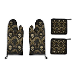 Könnte beinhalten: Ein Küchentextil-Set mit Totenkopf- und Rankenmuster. Das Set enthält zwei Ofenhandschuhe und zwei Topflappen. Das Muster ist schwarz mit goldfarbenen Totenköpfen und kunstvollen Ranken.