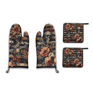 Può includere: Un set di guanti da forno e presine con un design floreale e teschio. Gli articoli presentano un motivo di fiori, foglie e teschi su uno sfondo a righe. La tavolozza dei colori include tonalità arancioni, marroni e crema.