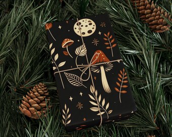 Peut inclure: Un cadeau emballé avec un fond noir présentant un motif répété de champignons, de feuilles, d'étoiles et d'une pleine lune. Le cadeau est noué avec de la ficelle et repose sur un lit d'aiguilles de pin vertes avec des pommes de pin.