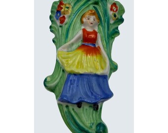Tasca da parete vintage giapponese con ragazza in abito rosso, ceramica dipinta a mano, anni '50