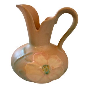 Jarrón Weller Pottery Dogwood Matte Peach Floral 872 de 7 pulgadas, color verde.