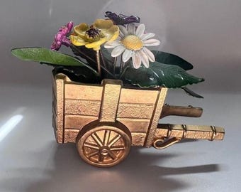 Carrito de flores vintage de metal dorado pintado a mano con flores multicolores.