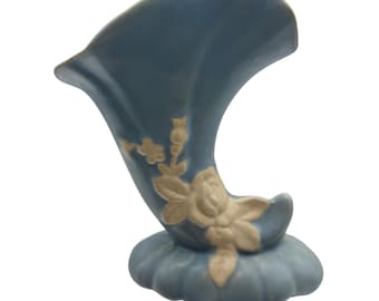 VTG Weller Matte Blue Cameo Cornucopia Wazon z aplikacjami białych kwiatów Ceramika artystyczna