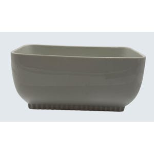 Könnte beinhalten: Eine rechteckige, cremefarbene Keramikschale mit abgerundeten Ecken. Die Schale hat eine glatte, glänzende Oberfläche und einen leicht strukturierten Boden. Das Design ist schlicht und modern, geeignet zum Servieren von Speisen oder als Dekoration.