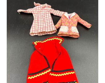 Vintage Puppenkleidung Set bestehend aus einem roten Umhang & 2 Jacken aus Baumwolle und Kunstfaser