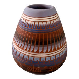 Jarrón de cerámica navajo firmado por Johnny W. Decoración incisa nativa americana del suroeste.