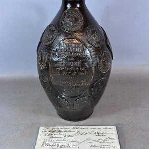 250114 - Rare vase ancien de l'Ambulance de la Croix-Rouge néerlandaise en Éthiopie avec carte postale.