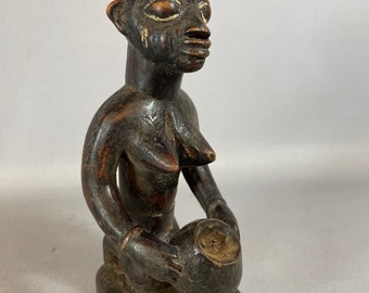 220608 - 古い部族がアフリカのヨルバ族の彫像を使用していました - ナイジェリア。