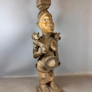 250941 - Large ANTIQUE African Yombe sculpture with 2 dogs on th shoulder - Congo