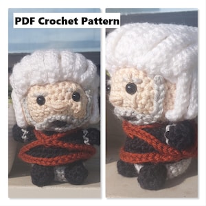Può includere: Due immagini di una bambola all'uncinetto con capelli bianchi e barba grigia. La bambola indossa un abito nero con un involucro arancione. Il testo "PDF Crochet Pattern" è nella parte superiore dell'immagine.