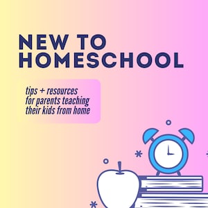 Peut inclure: Un fond dégradé rose et jaune avec le texte "NEW TO HOMESCHOOL" en bleu. Sous le texte se trouve un rectangle rose avec le texte "tips + resources for parents teaching their kids from home". Le bas de l'image montre un réveil bleu, une pomme blanche et une pile de livres bleus.