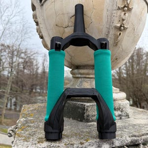 Può includere: Un set di tre ciotole in ceramica ad incastro di dimensioni graduate. Le ciotole presentano una finitura opaca e macchiettata nei toni del crema, marrone chiaro e marrone scuro. La ciotola più grande misura circa 20 cm di diametro.