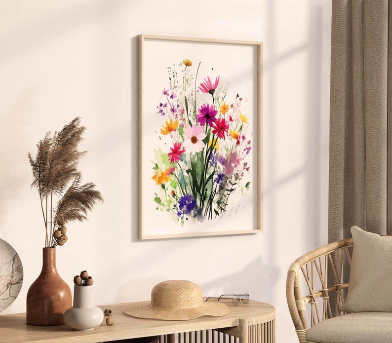 Op de afbeelding: Een ingelijst aquarel schilderij van een boeket roze, paarse en gele bloemen met groene bladeren en stengels. De bloemen zijn in een losse, natuurlijke stijl gerangschikt.