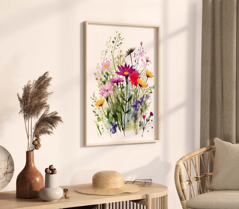 Op de afbeelding: Een aquarel schilderij van een boeket met roze, paarse, rode en gele bloemen met groene bladeren en stelen. De bloemen zijn in een vaas gerangschikt en staan tegen een witte achtergrond.