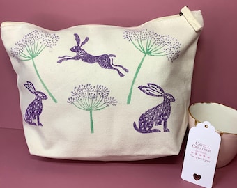 Neceser/bolsa de aseo/cosmética de algodón orgánico con estampado de flores y liebres, con cremallera.