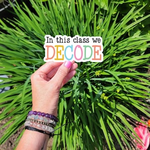 Adesivo di decodifica – In questa classe decodifichiamo, Scienza della lettura, Regalo per insegnanti di fonetica, Vita da insegnante di lettura, Adesivo per laptop, Premio in classe